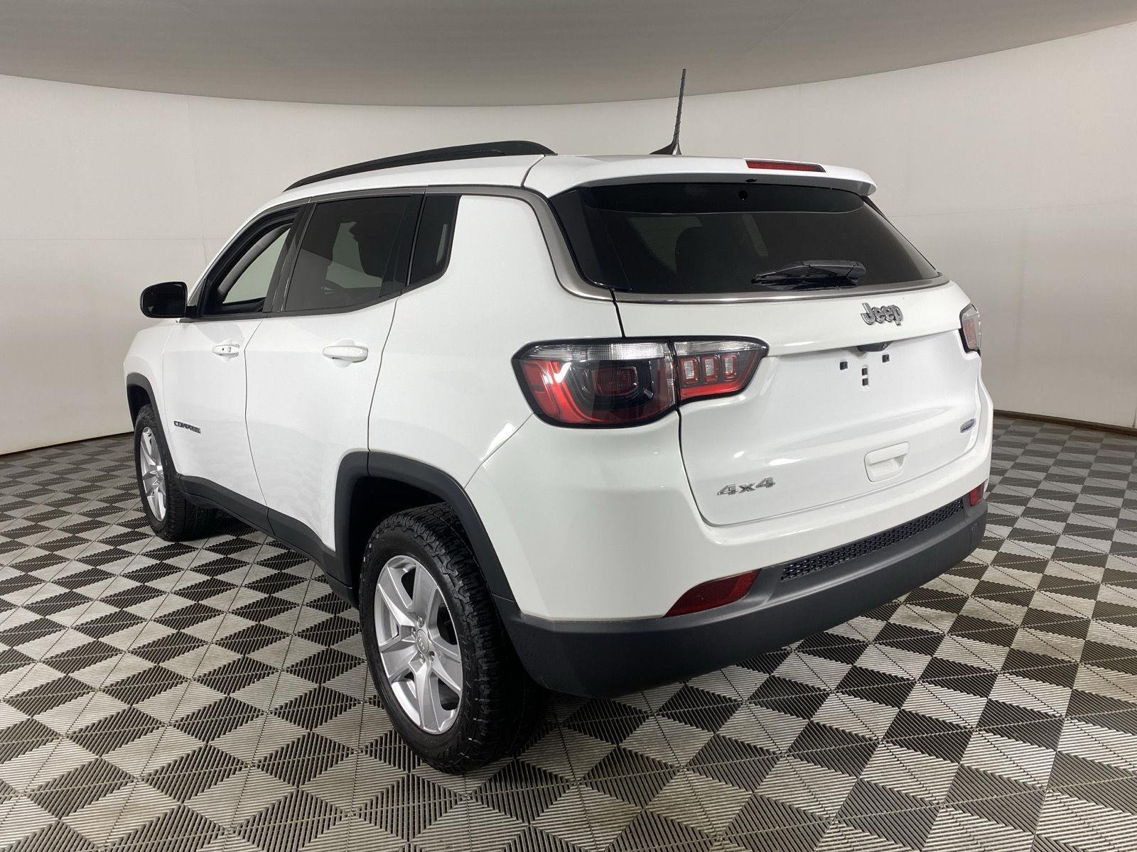 Used 2022 Bright White Clearcoat Jeep Latitude image 5