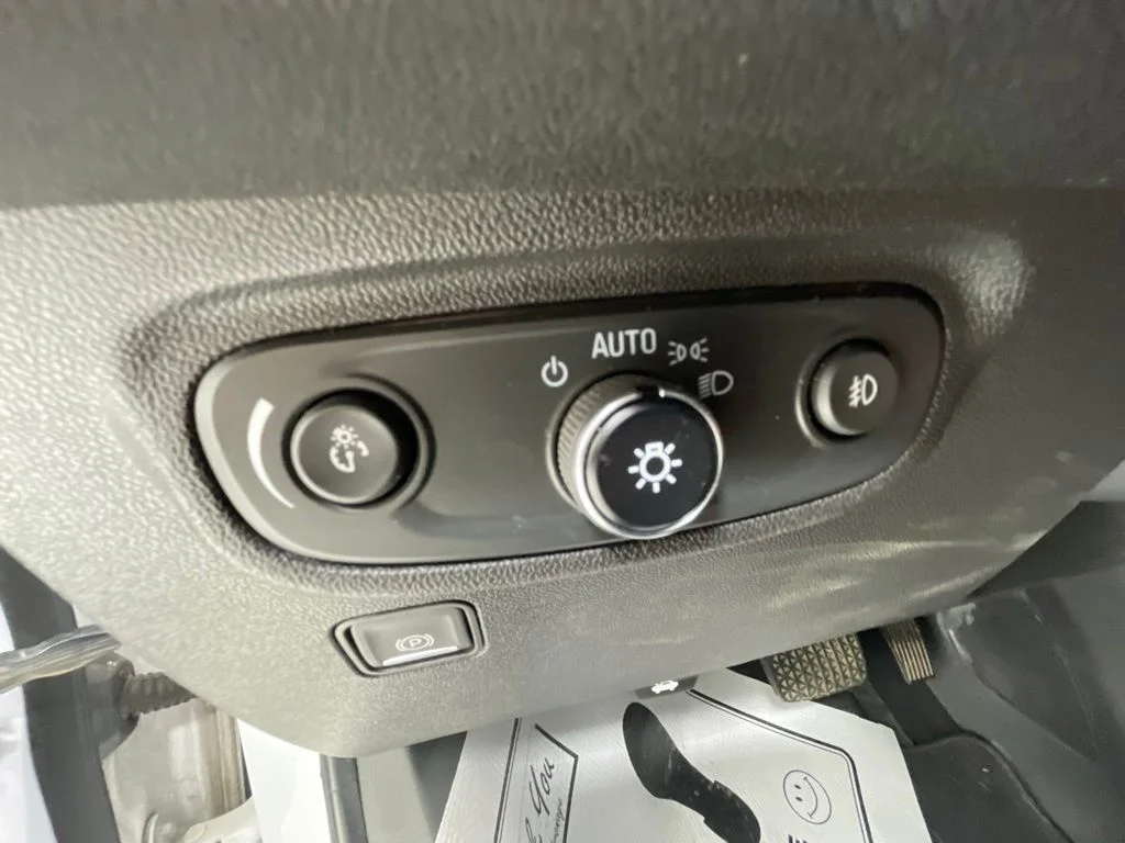 Used 2020 White GMC SLT image 13