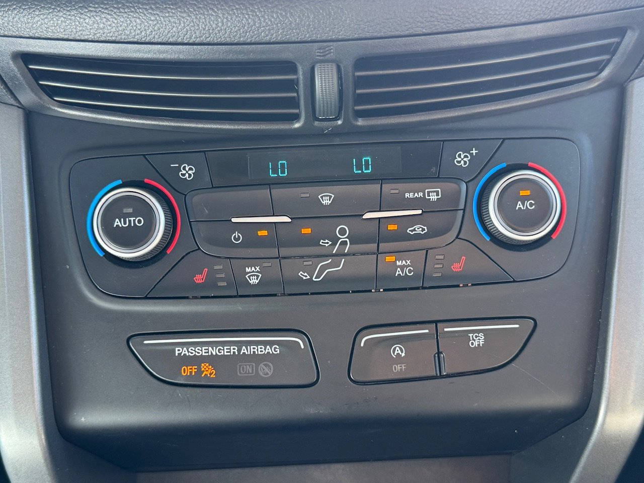 Used 2018 Lightning Blue Metallic Ford SE image 19