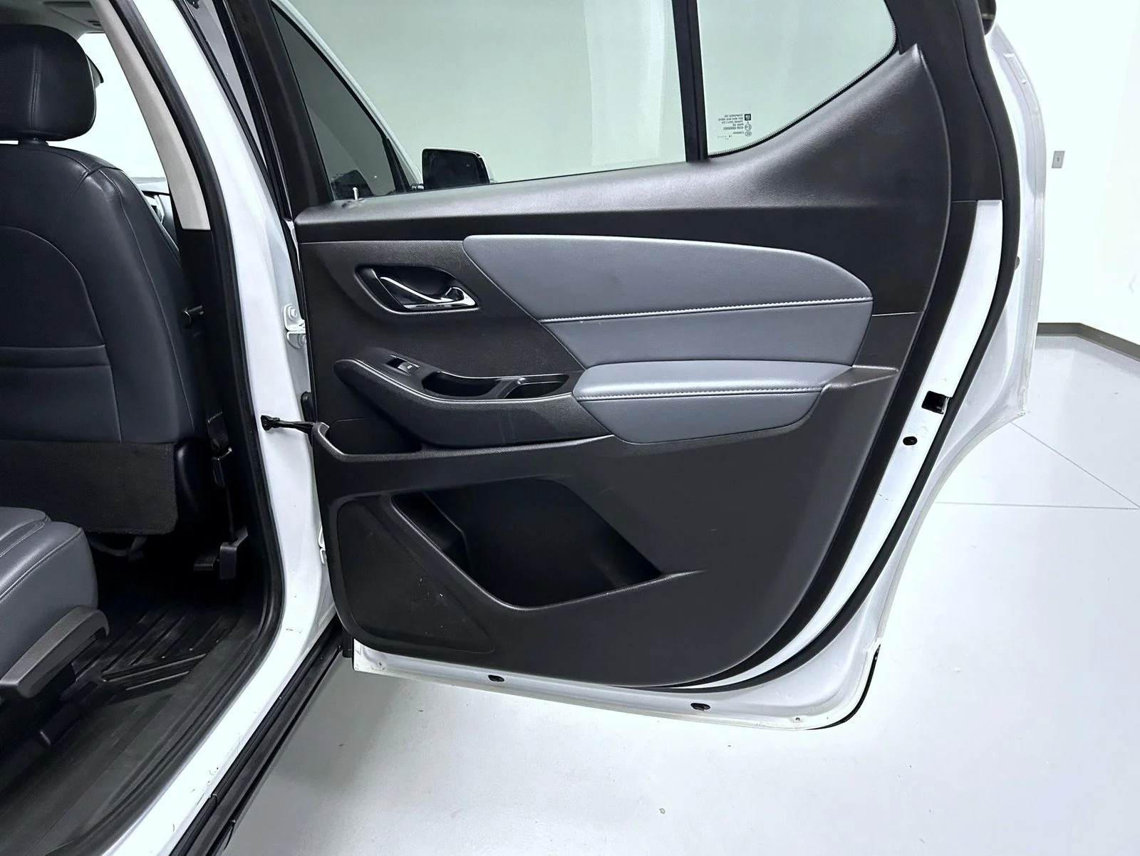 Used 2019 White Chevrolet 3LT image 17