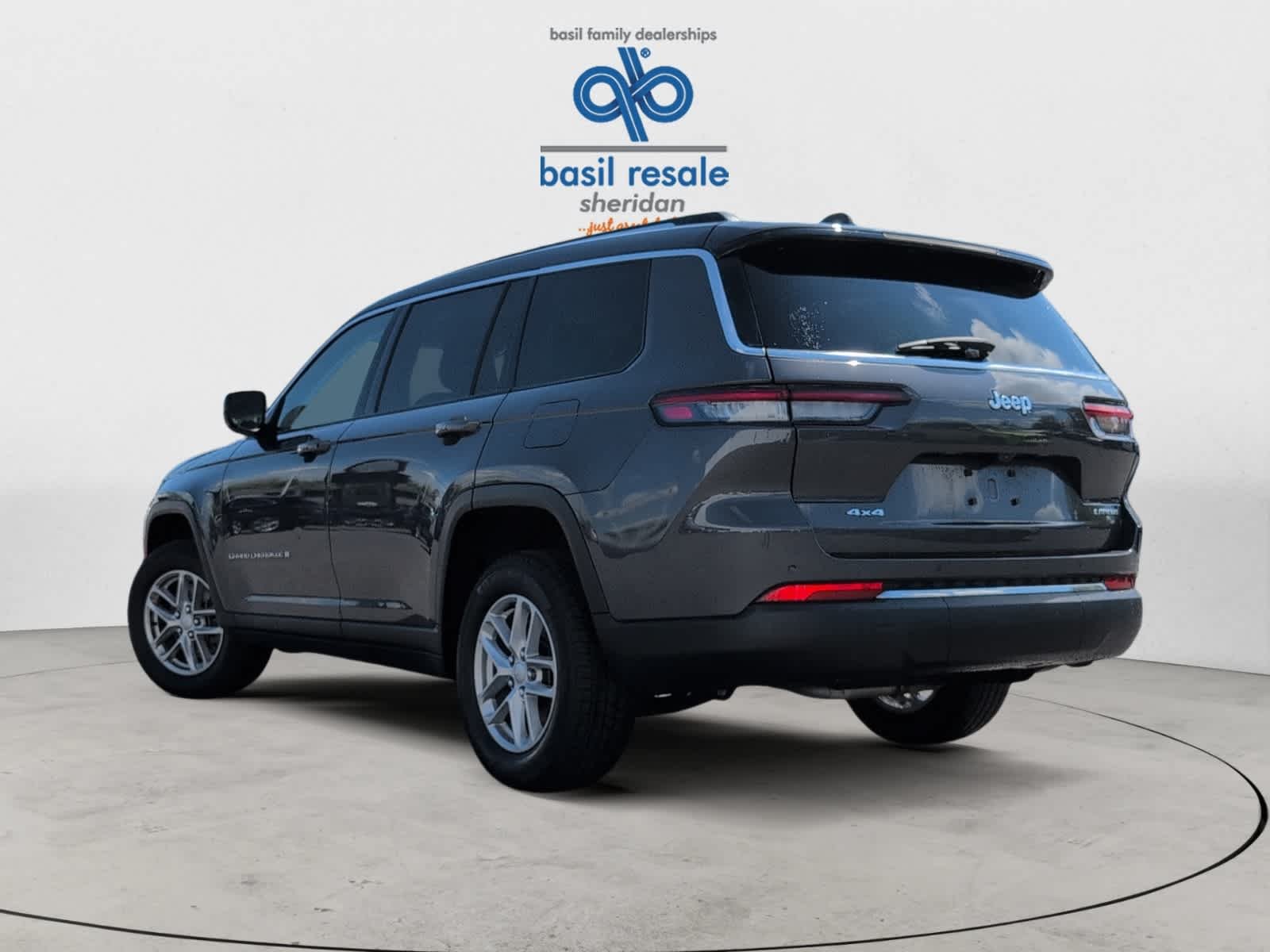 Used 2023 Baltic Gray Metallic Clearcoat Jeep Laredo image 4