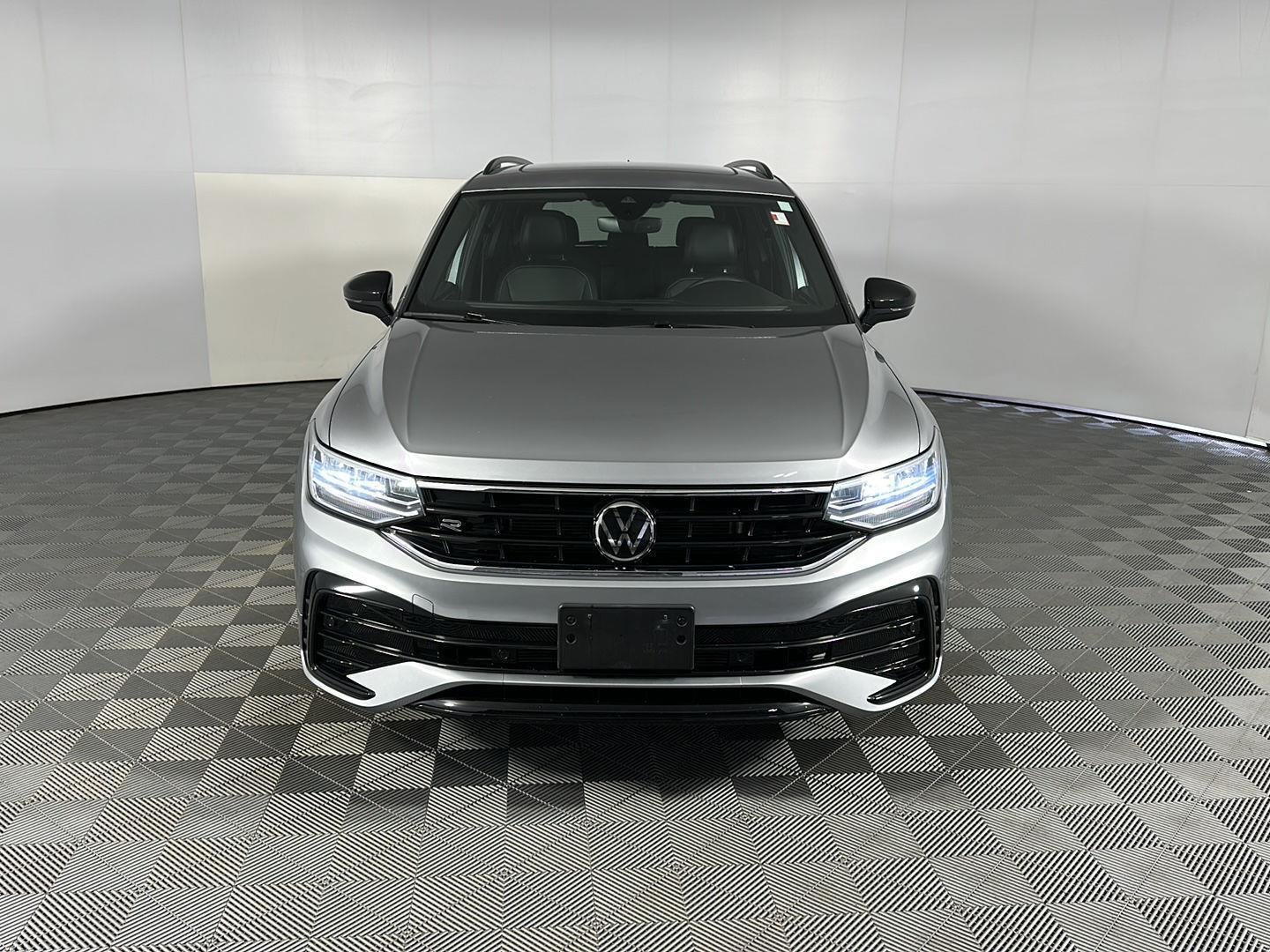 Used 2024 Pyrite Silver Metallic Volkswagen SE R-Line Black image 17