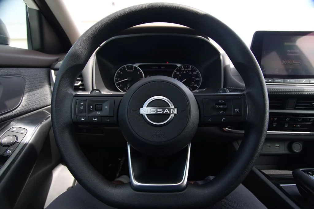 Used 2023 White Nissan S image 17