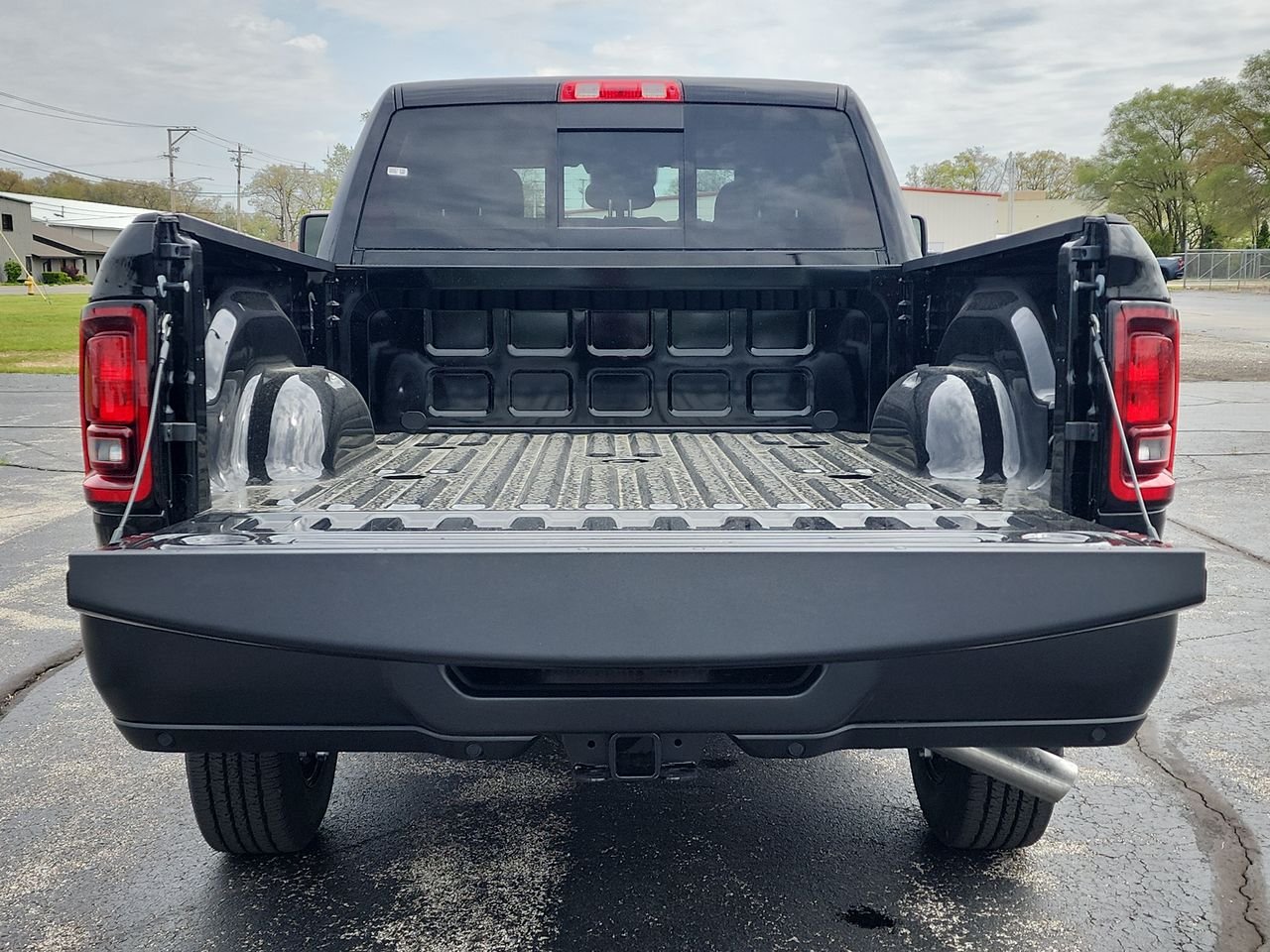 New 2026 Diamond Black Crystal Pearl-Coat Exterior Paint RAM Tradesman image 23