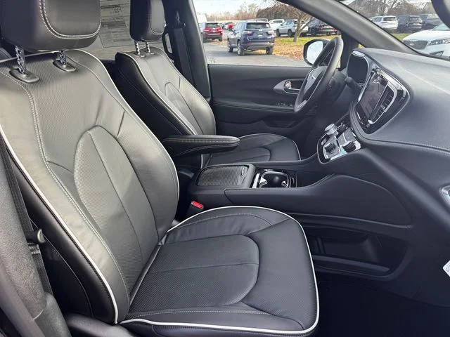 New 2026 Diamond Black Crystal Pearl-Coat Exterior Paint Chrysler Limited image 14