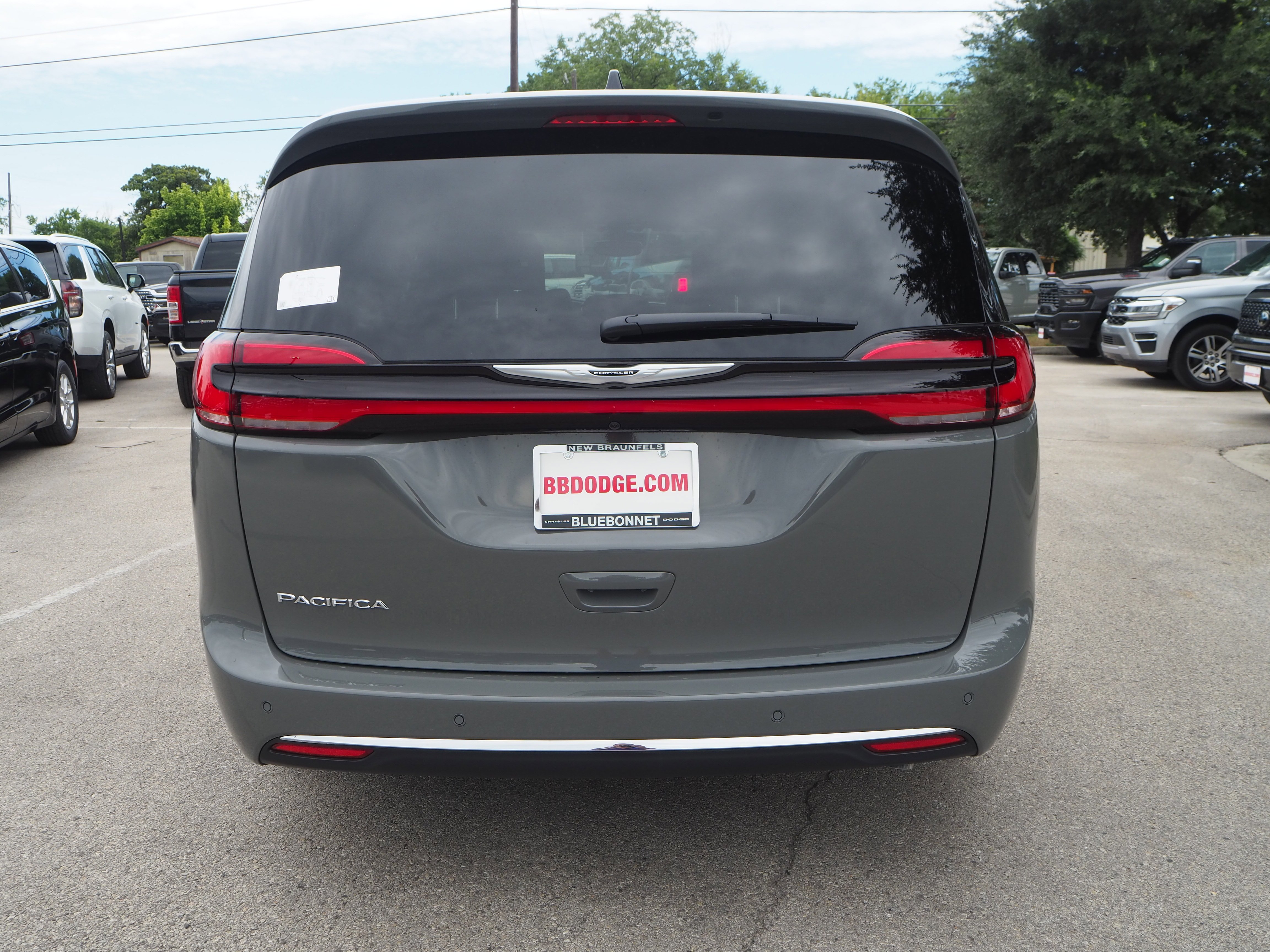 New 2025 Ceramic Gray Clear-Coat Exterior Paint Chrysler Select image 7