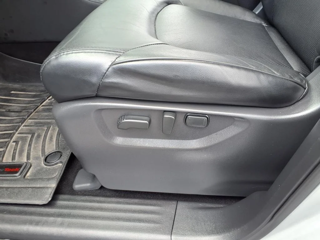 Used 2024 Silver Nissan SL image 21