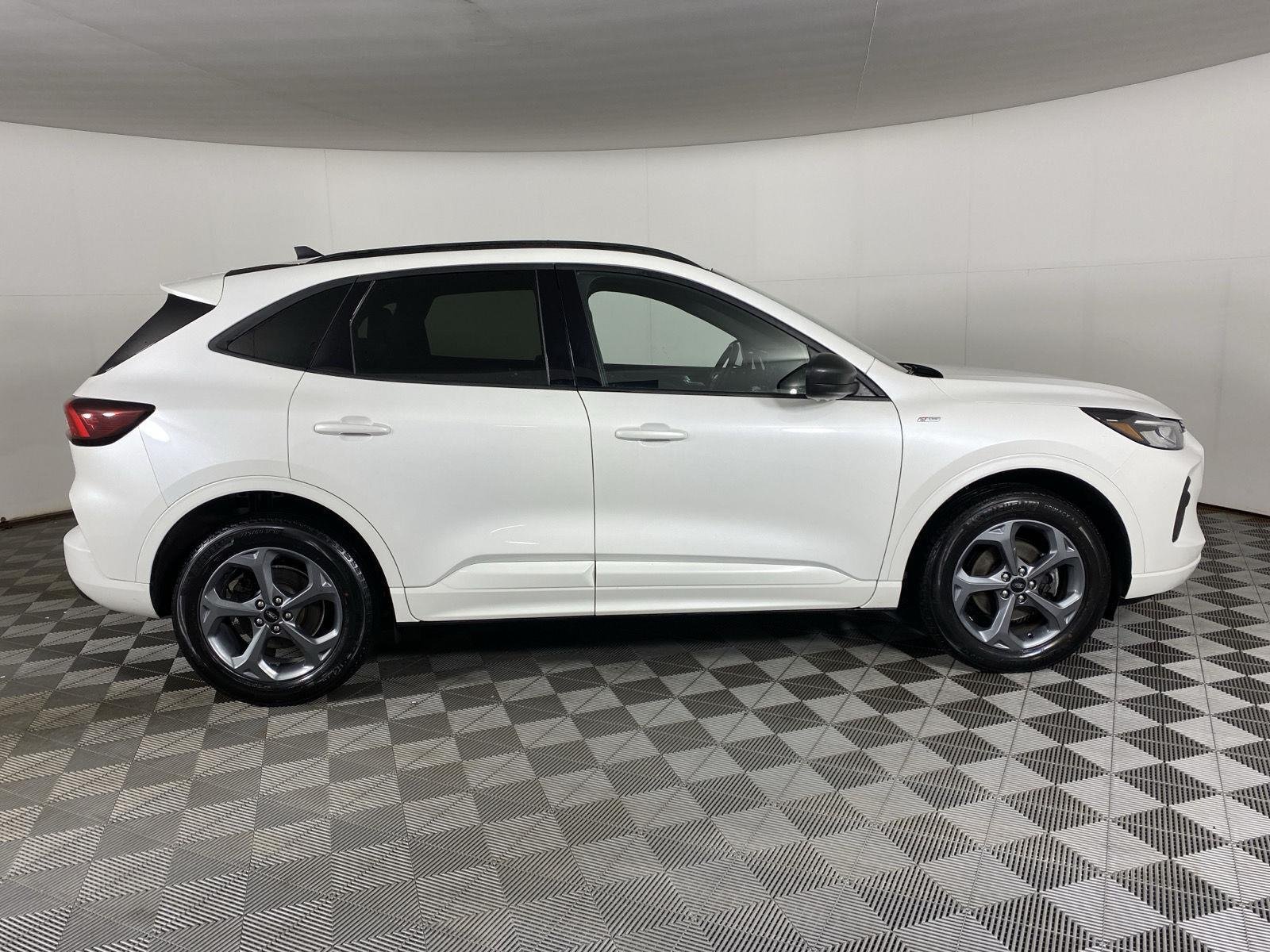 Used 2023 Star White Metallic Tri-Coat Ford ST-Line image 8