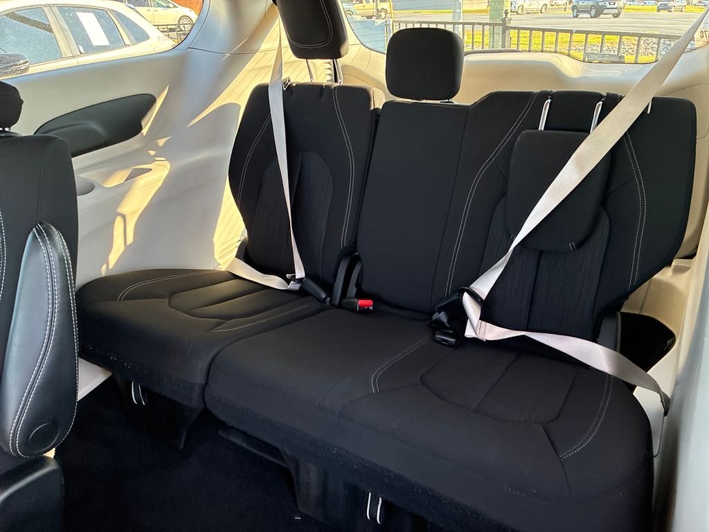 Used 2022 White Chrysler LX image 18