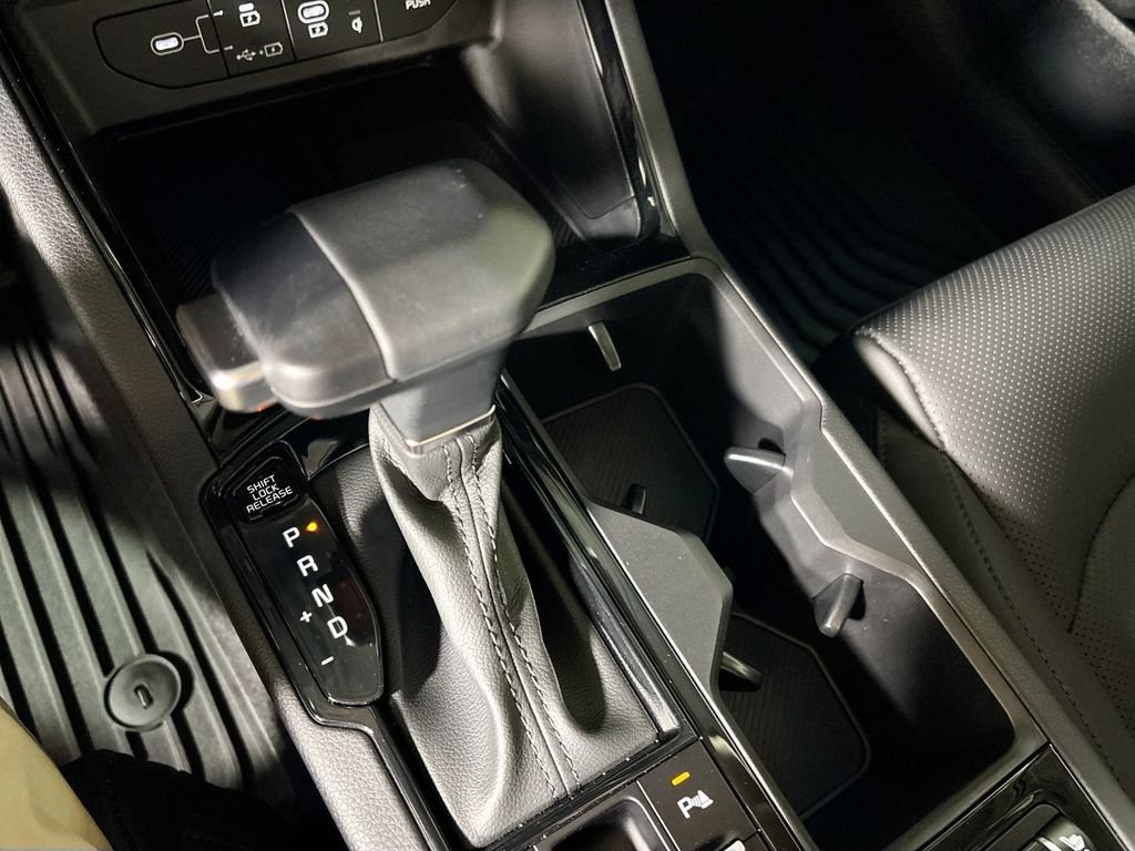 Used 2025 Aurora Black Kia EX image 18