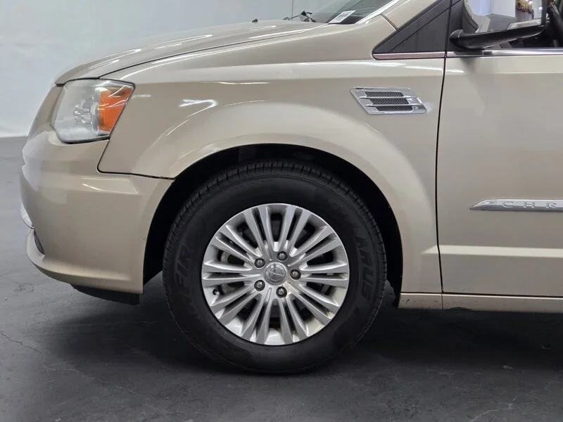 Used 2013 Cashmere Pearl Chrysler Limited image 5