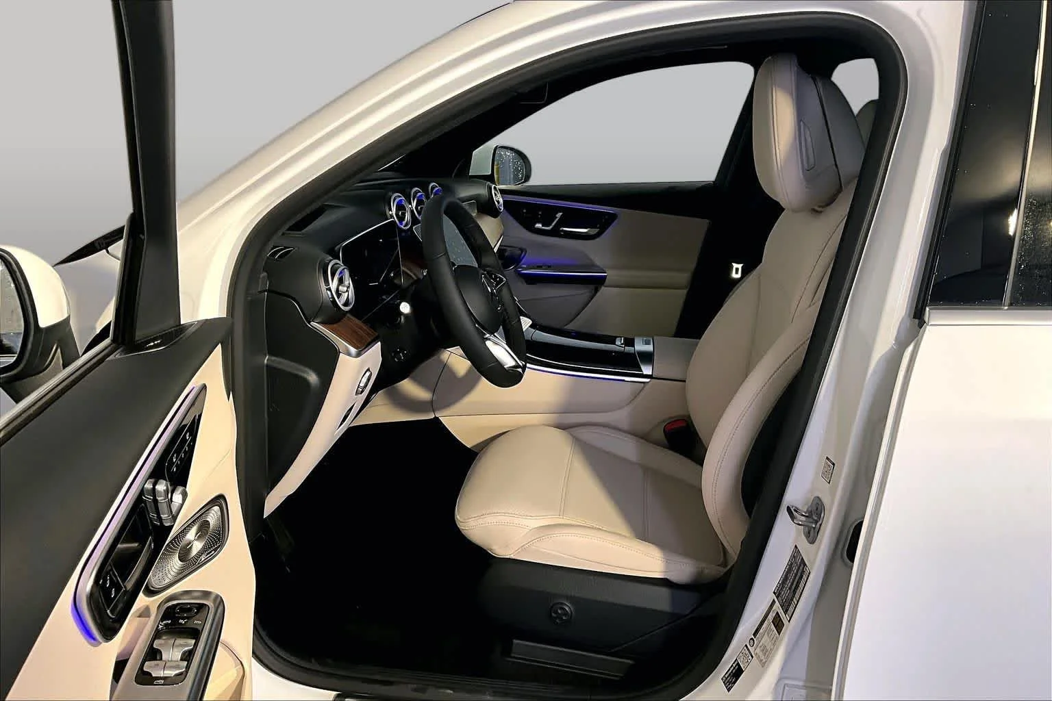 New 2026 Polar White Mercedes-Benz GLC 300 image 13
