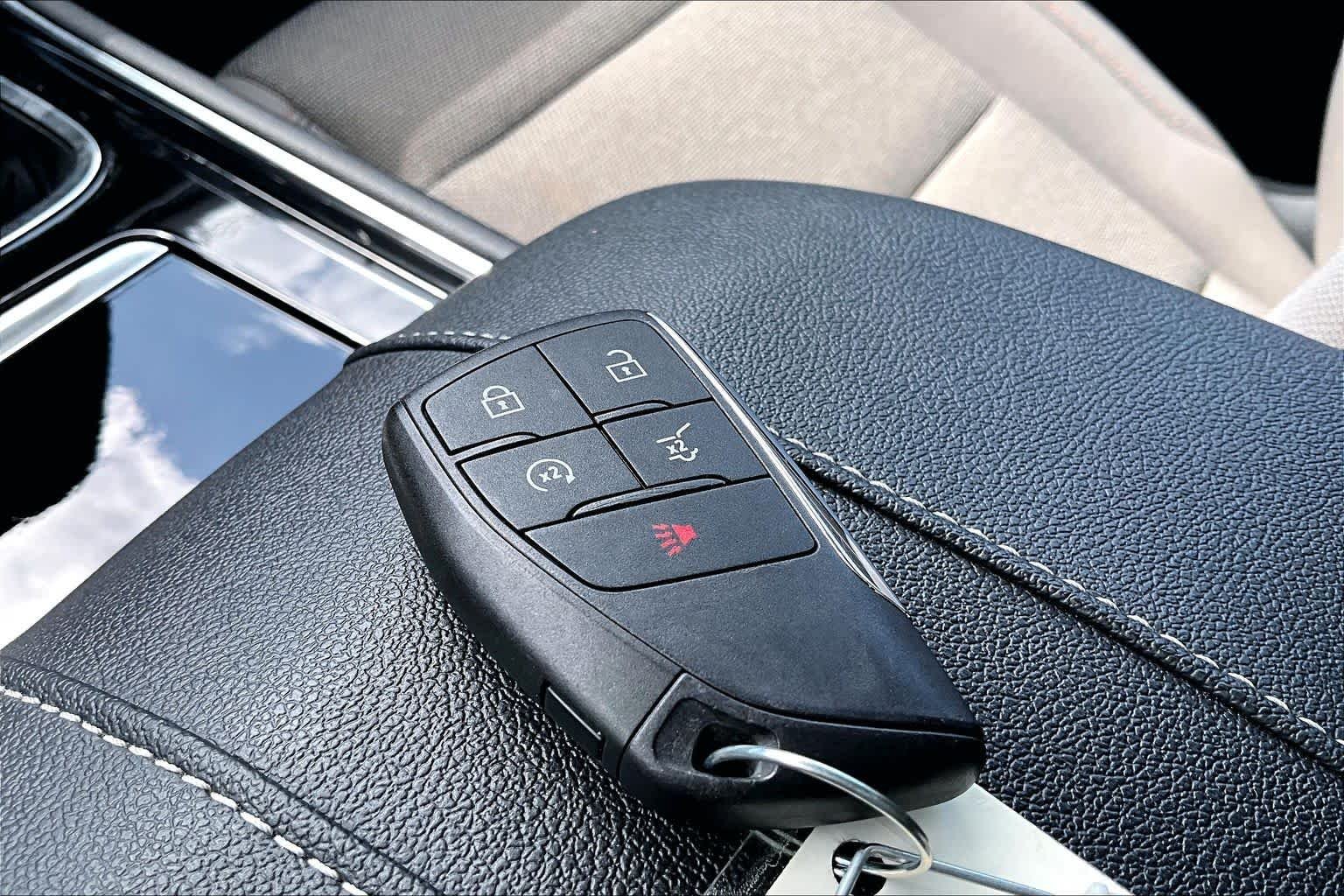 Used 2024 Sterling Gray Metallic Chevrolet FWD LT image 15