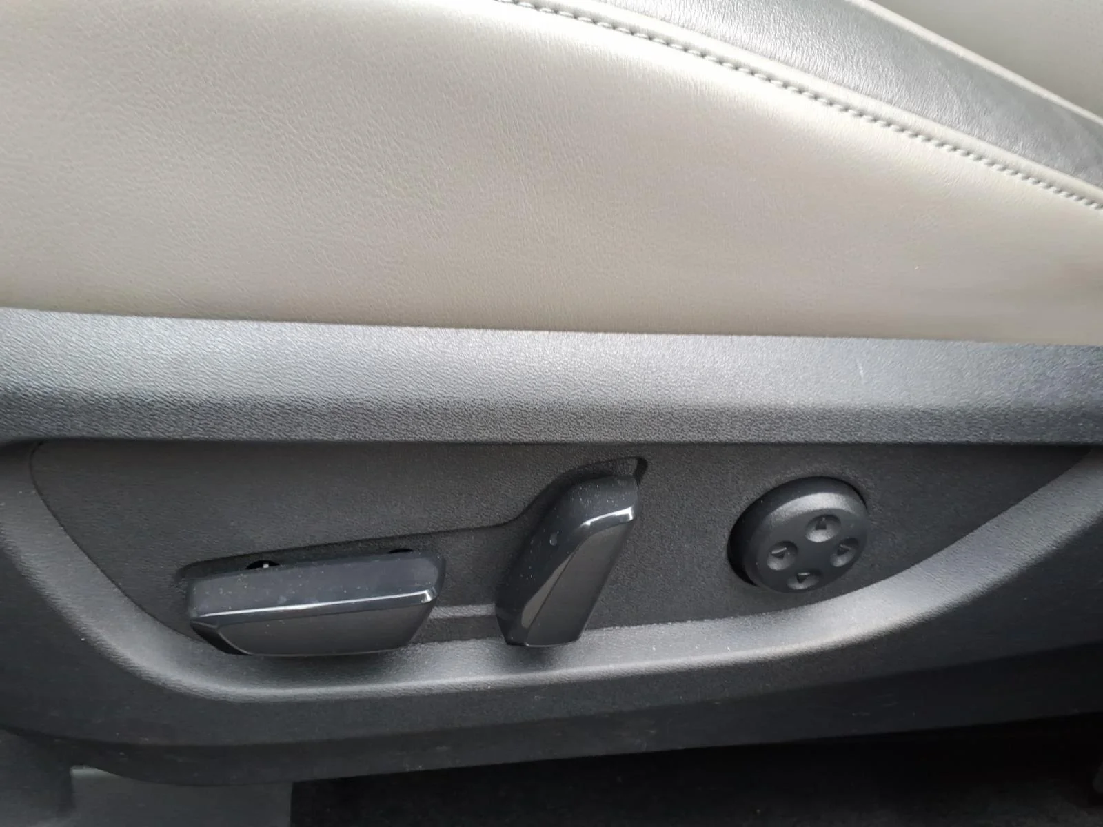 Certified Used 2024 Black INFINITI LUXE image 21