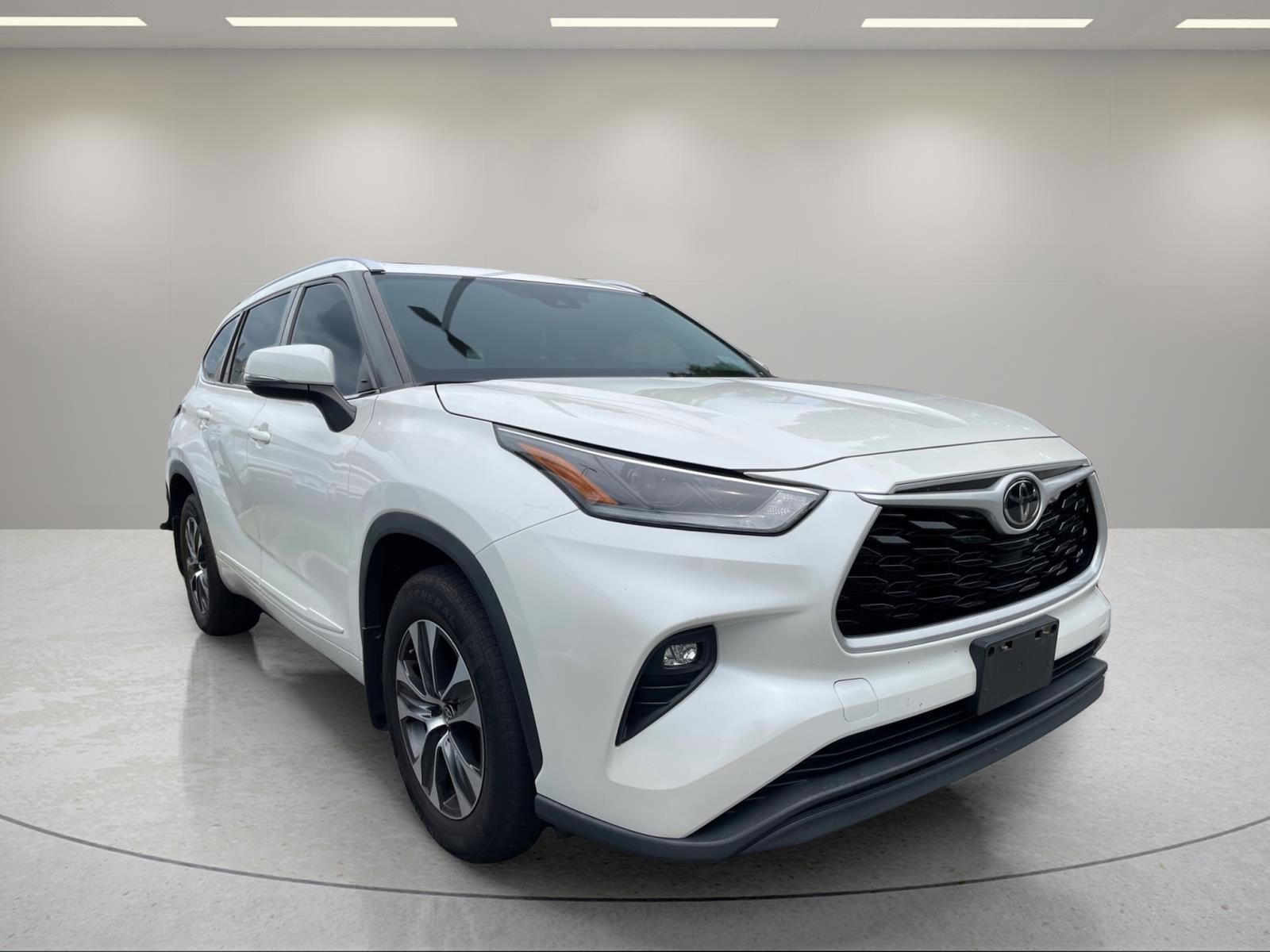 Used 2021 Blizzard Pearl Toyota XLE image 2