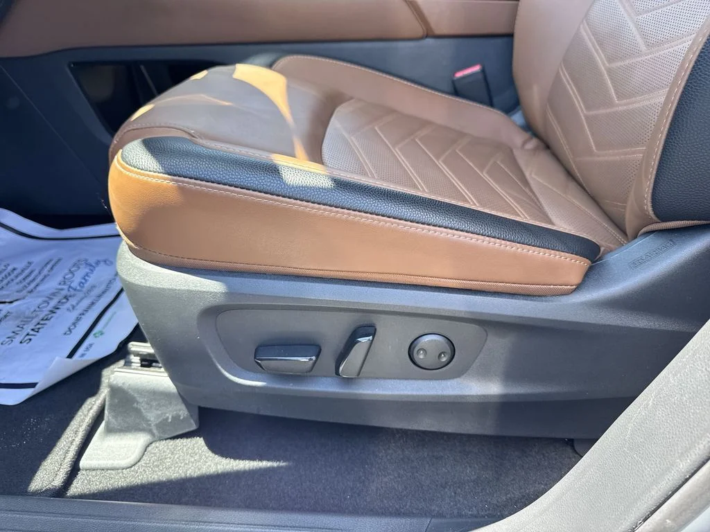 Used 2025 Gray Nissan Platinum image 12