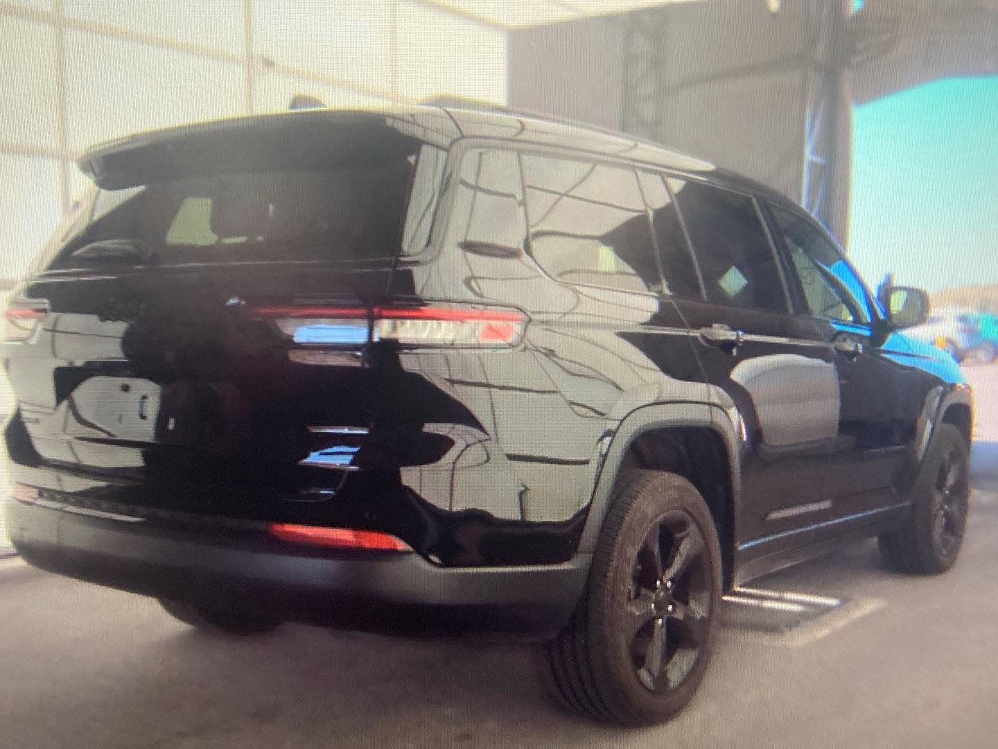 Used 2024 Diamond Black Crystal Pearlcoat Jeep Altitude X image 2