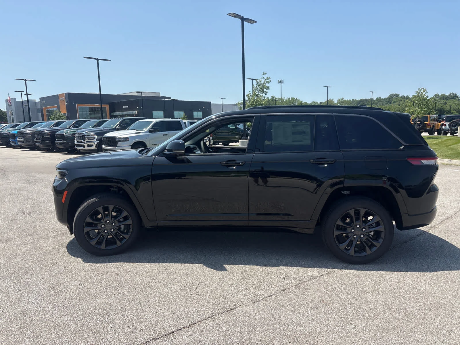 New 2026 Diamond Black Crystal Pearlcoat Jeep Limited Reserve image 6