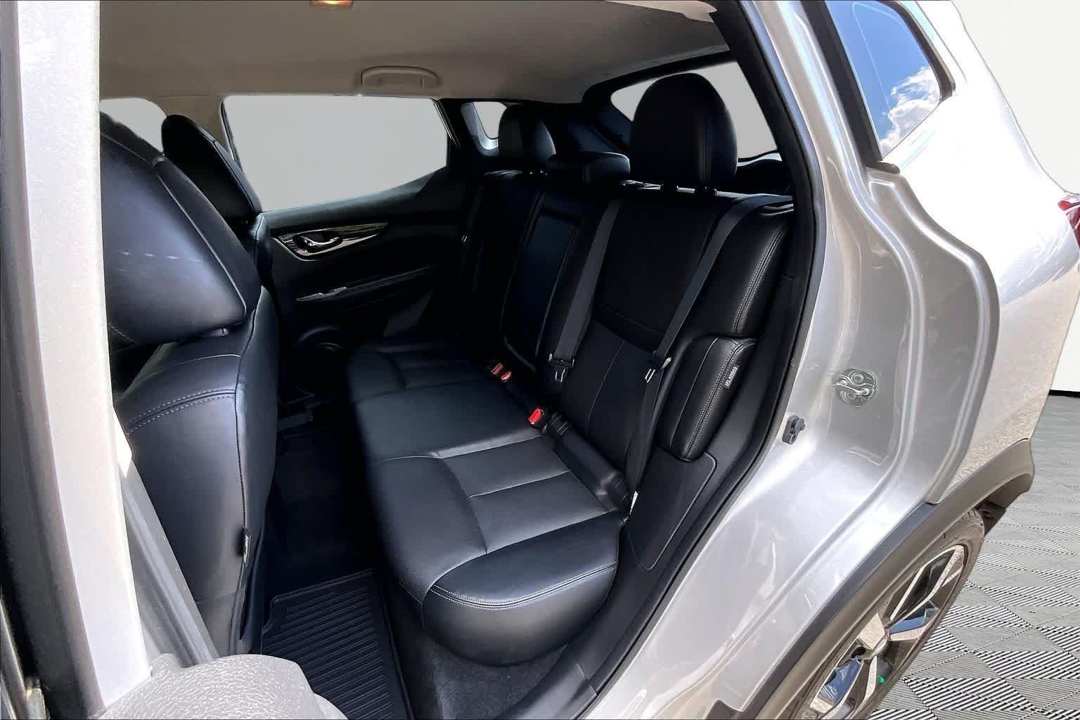 Used 2022 Brilliant Silver Metallic Nissan SL image 21