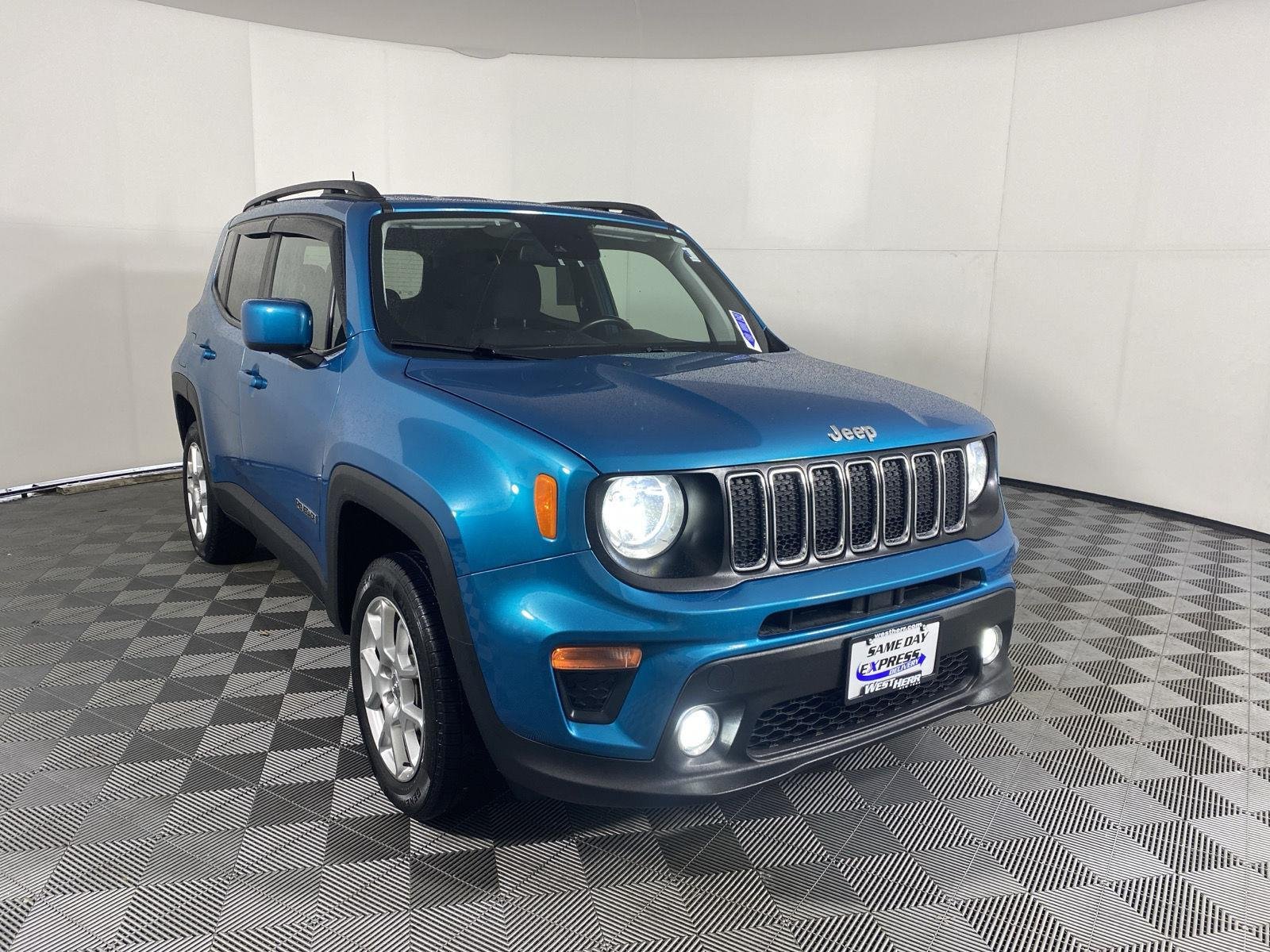 Used 2021 Bikini Metallic Clearcoat Jeep Latitude image 9