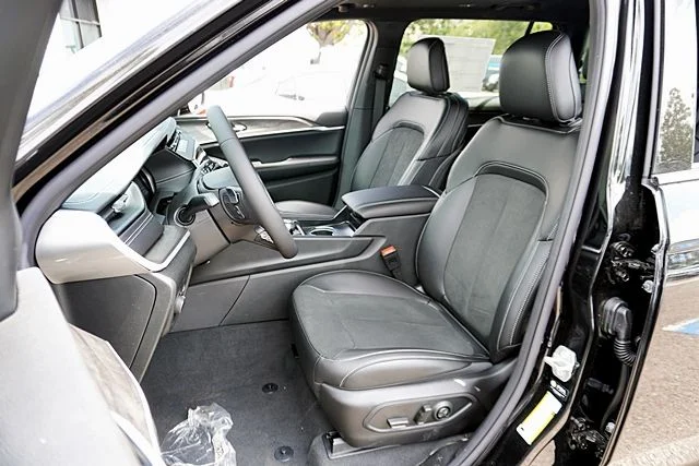 New 2026 Diamond Black Crystal Pearl-Coat Exterior Paint Jeep Altitude image 19