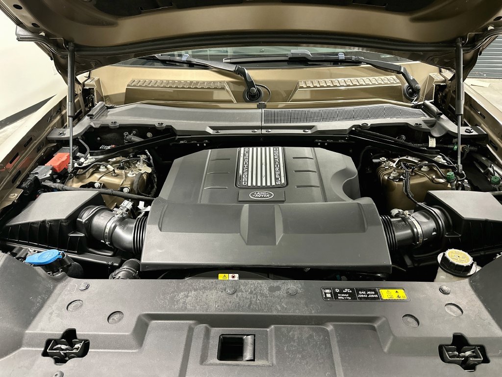 Used 2024 Brown Land Rover SE image 31