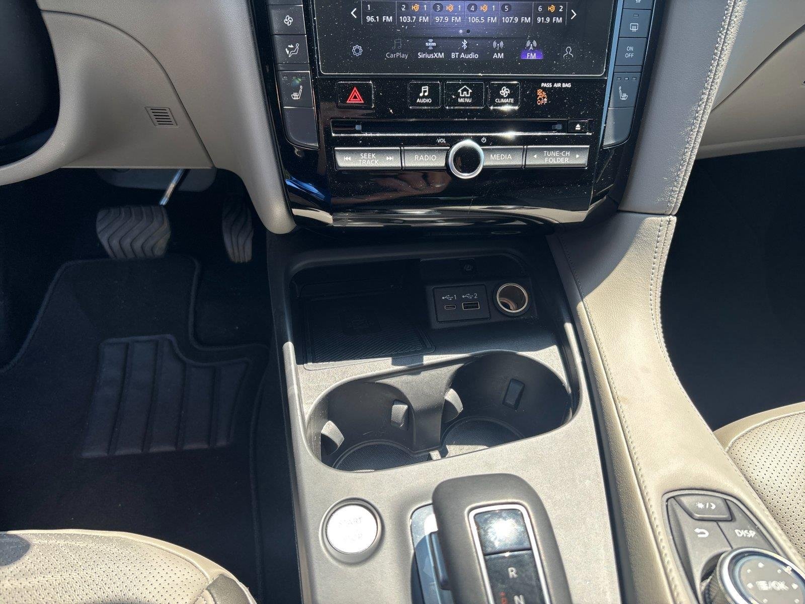 Used 2025 Radiant White INFINITI LUXE image 28
