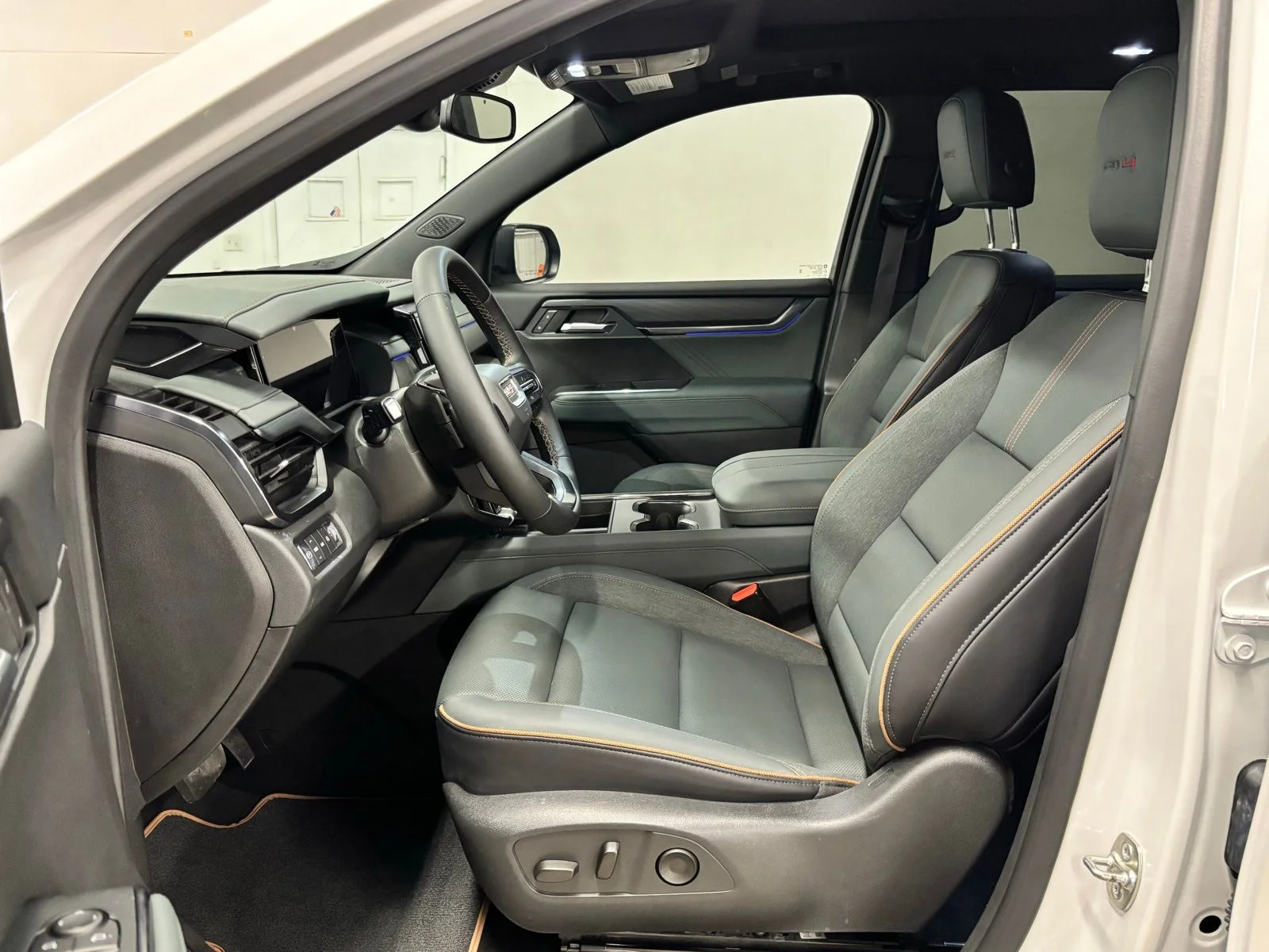 Used 2025 White GMC AT4 image 17