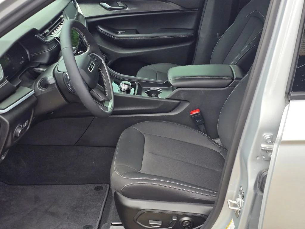Used 2025 Silver Jeep Laredo image 15