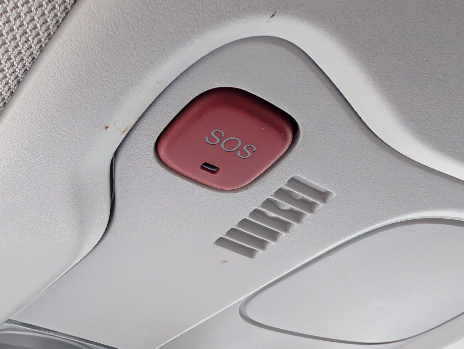 Used 2023 Alpine White Clearcoat Jeep Latitude image 27