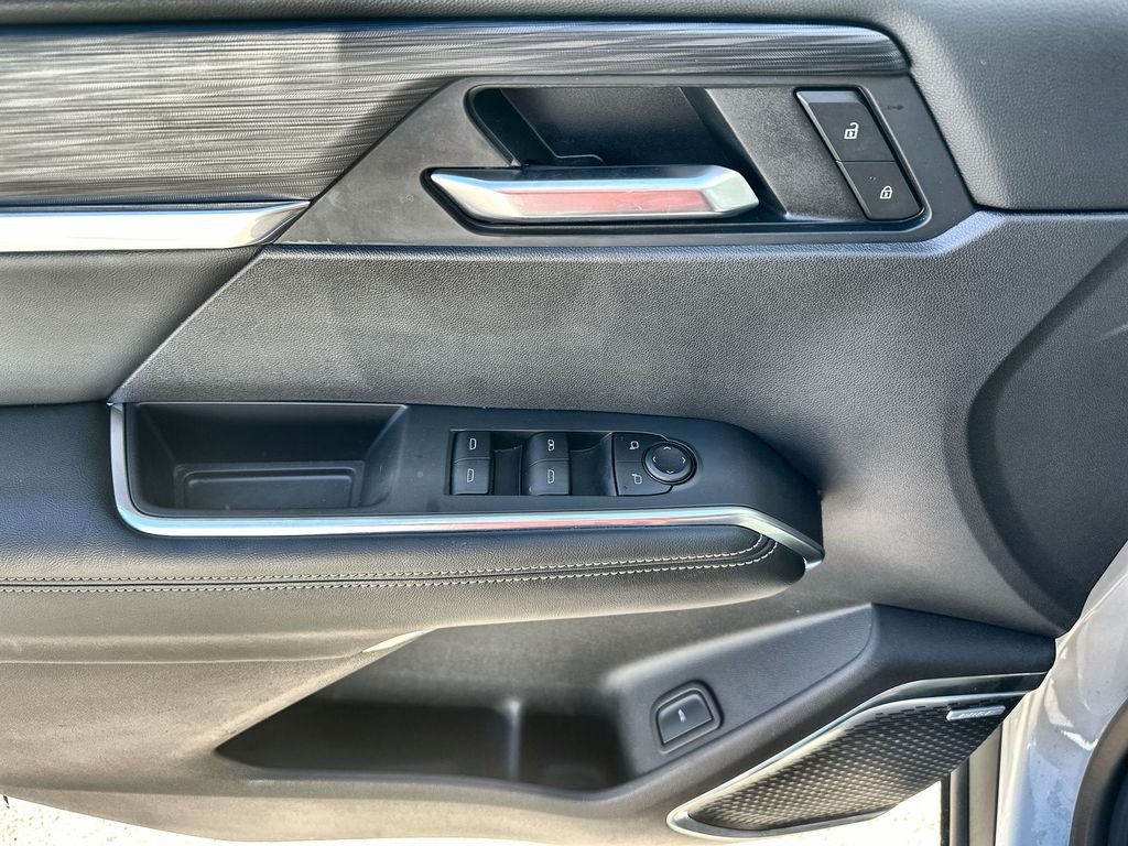Used 2025 Summit White GMC Elevation image 23