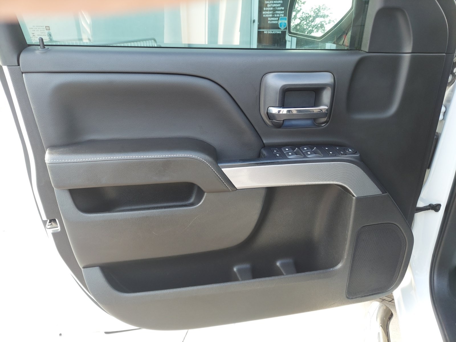 Used 2018 Iridescent Pearl Tricoat Chevrolet LT image 28