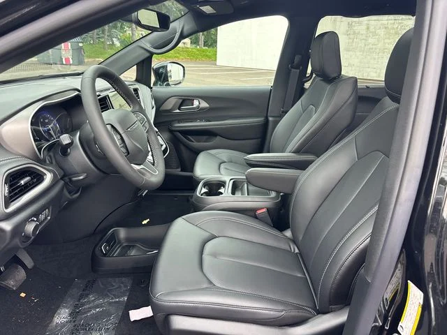 New 2027 Diamond Black Crystal Pearl-Coat Exterior Paint Chrysler Select image 6