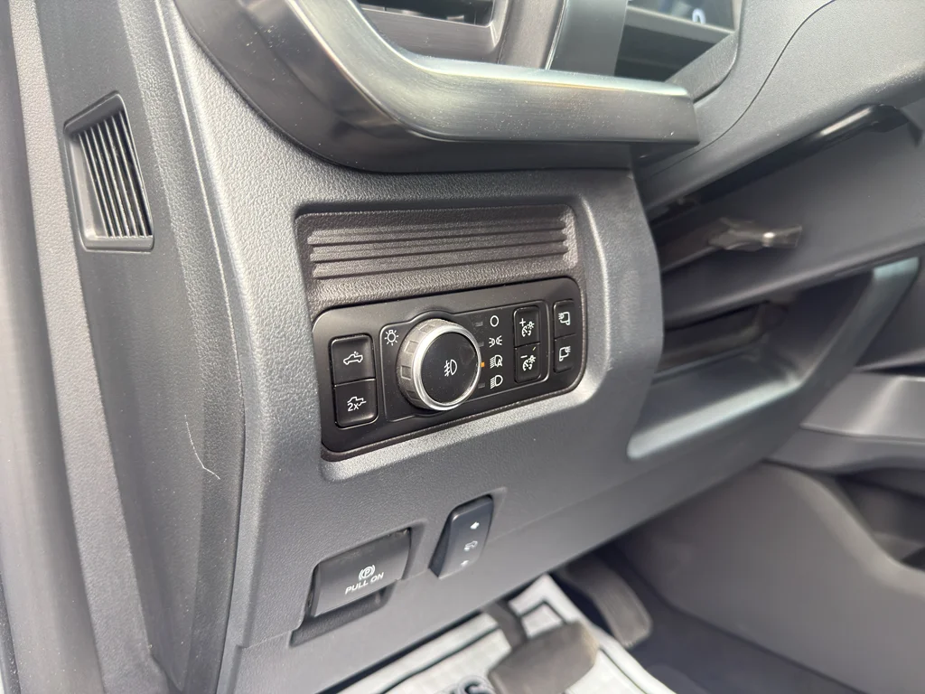 Certified Used 2025 Oxford White Ford LARIAT image 14