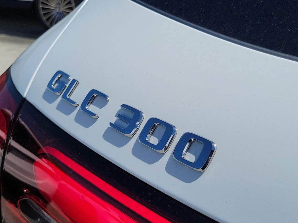 New 2027 MANUFAKTUR Moonlight White Metallic Mercedes-Benz GLC 300 image 7
