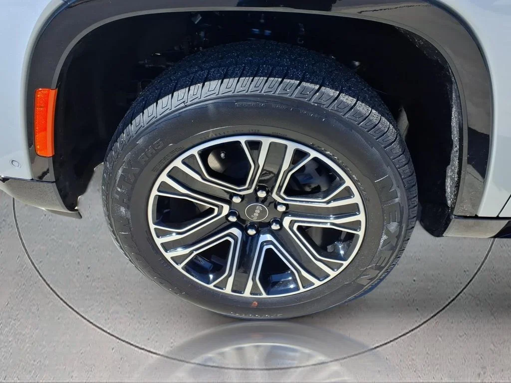 New 2026 Silver-Zynith Exterior Paint Jeep  image 4