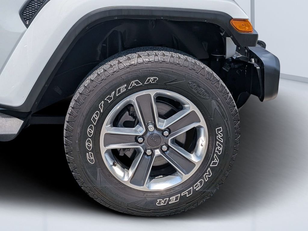 Used 2021 White Jeep Unlimited Sahara image 15