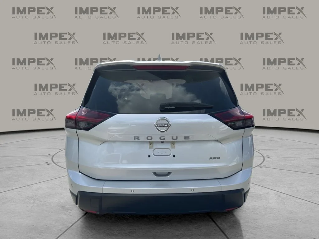 Used 2025 Silver Nissan SV image 4