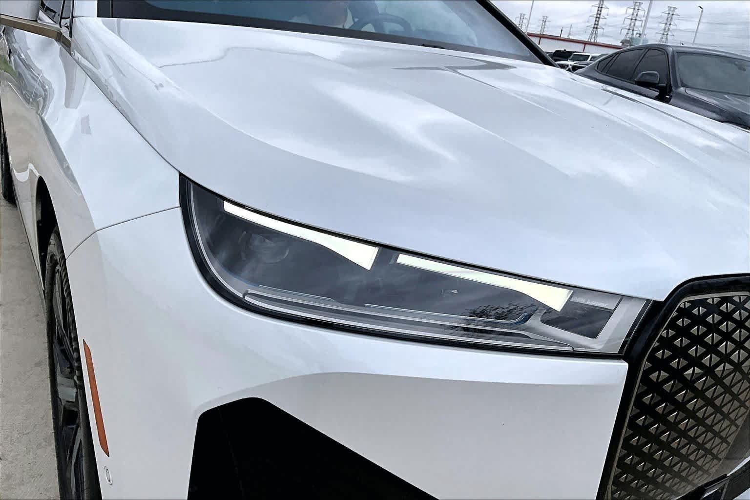 Used 2024 Mineral White Metallic BMW xDrive50 image 27