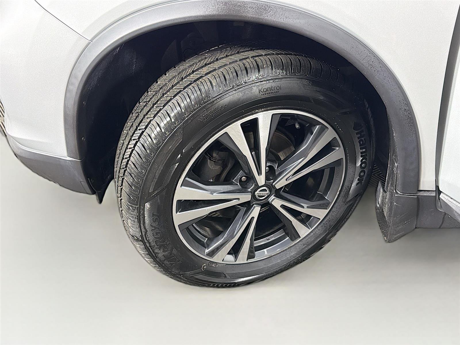 Used 2017 Brilliant Silver Nissan SL image 37