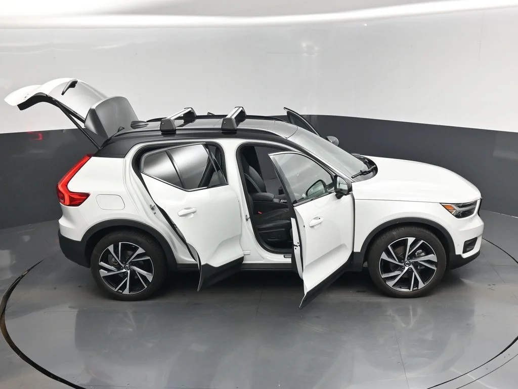 Used 2022 White Volvo R-Design image 18