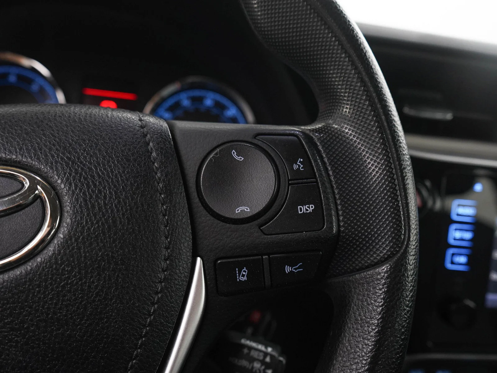 Used 2017  Toyota LE image 23