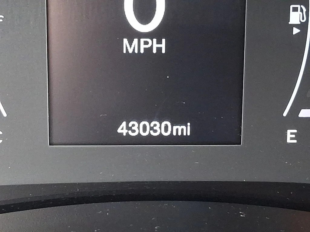 Used 2018 White Jeep Latitude image 18