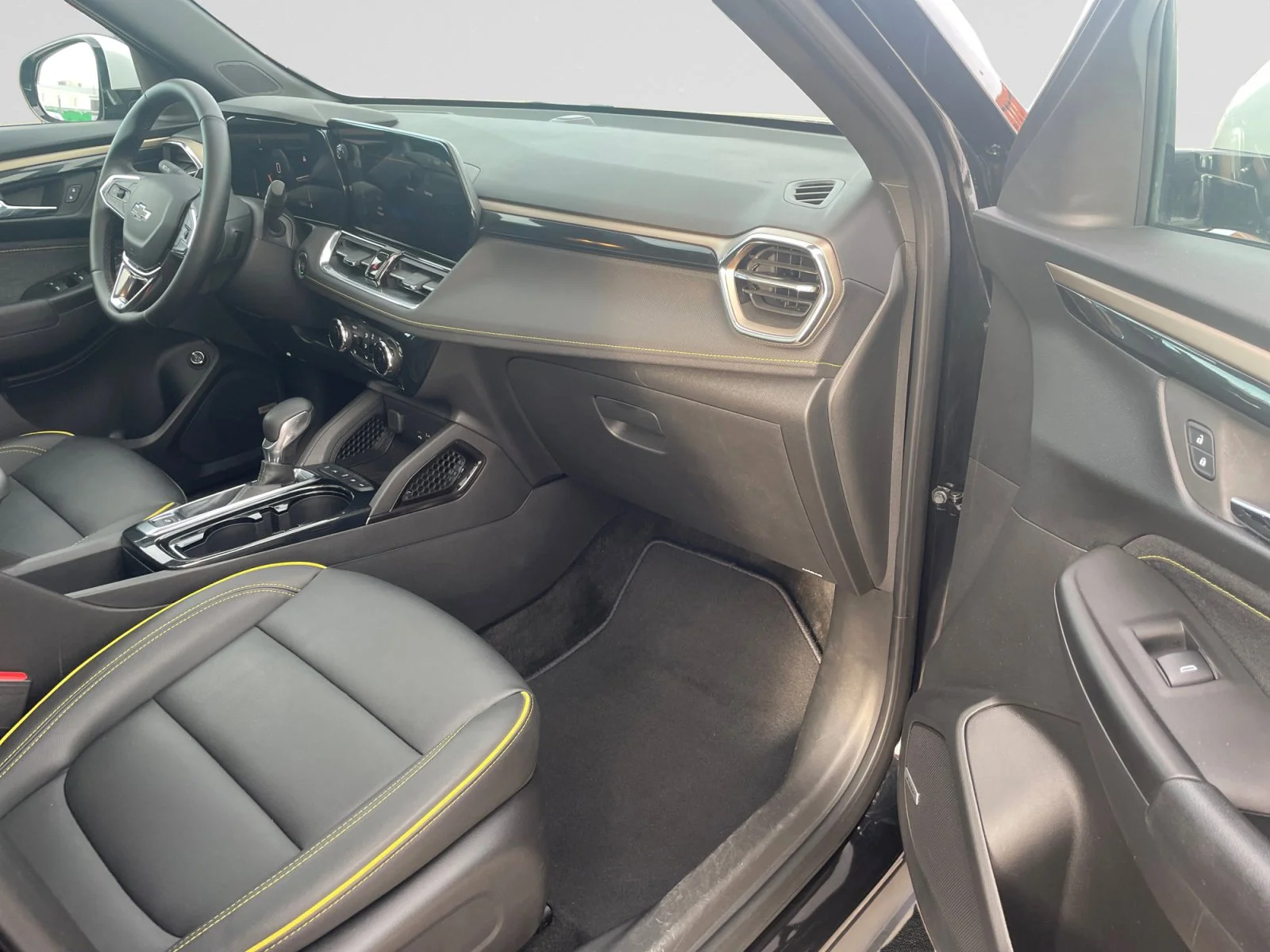 Used 2025 Black Chevrolet ACTIV AWD image 12