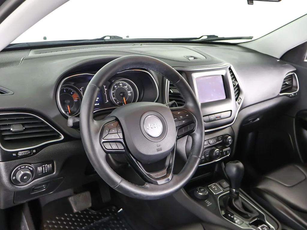 Used 2019 Gray Jeep Latitude Plus image 24