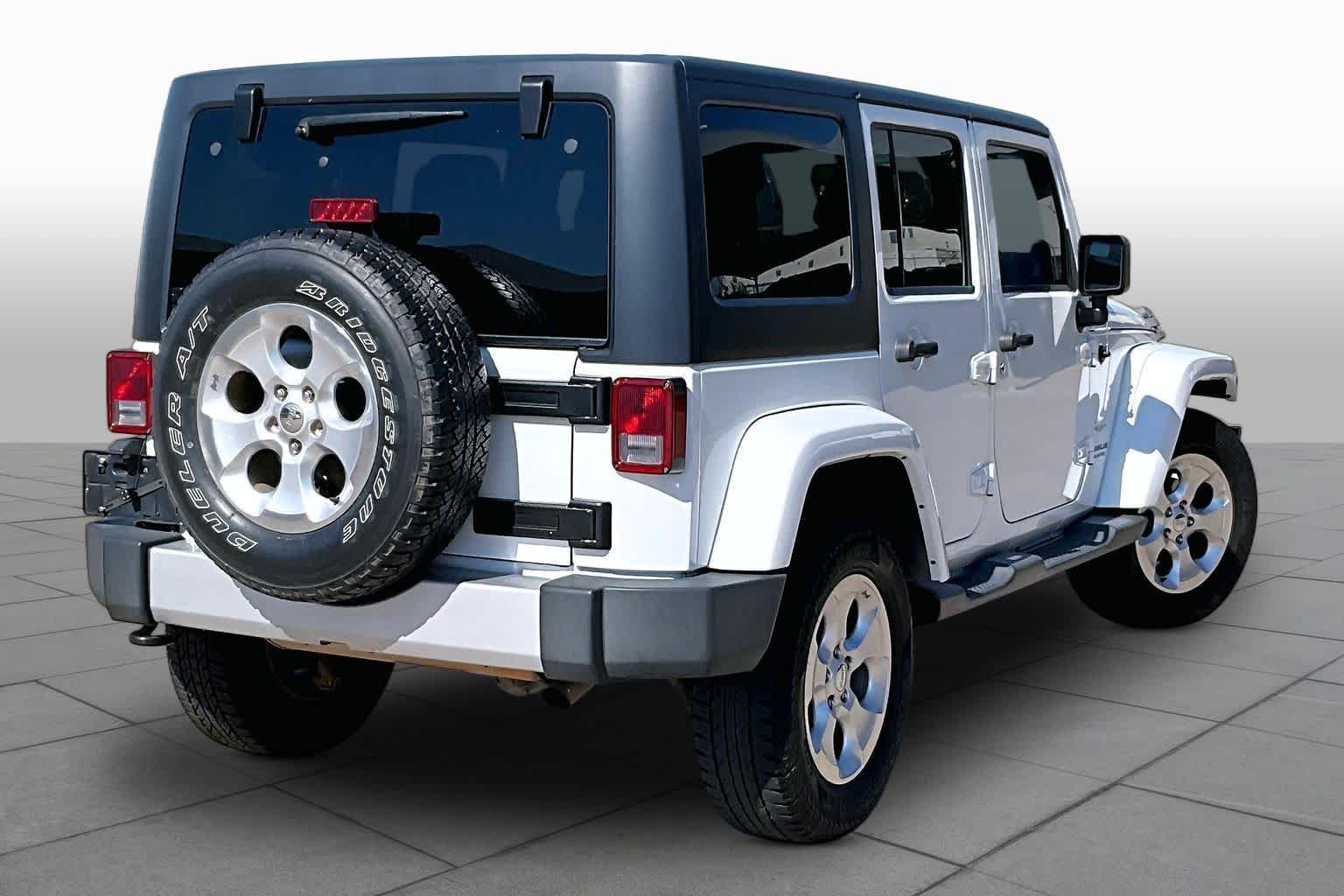 Used 2013 Bright White Jeep Sahara image 11