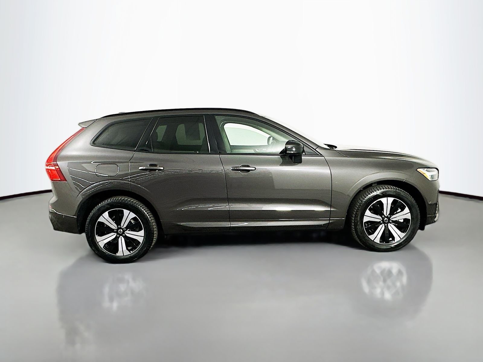 Used 2023 Gray Volvo T8 Plus Dark Theme image 8