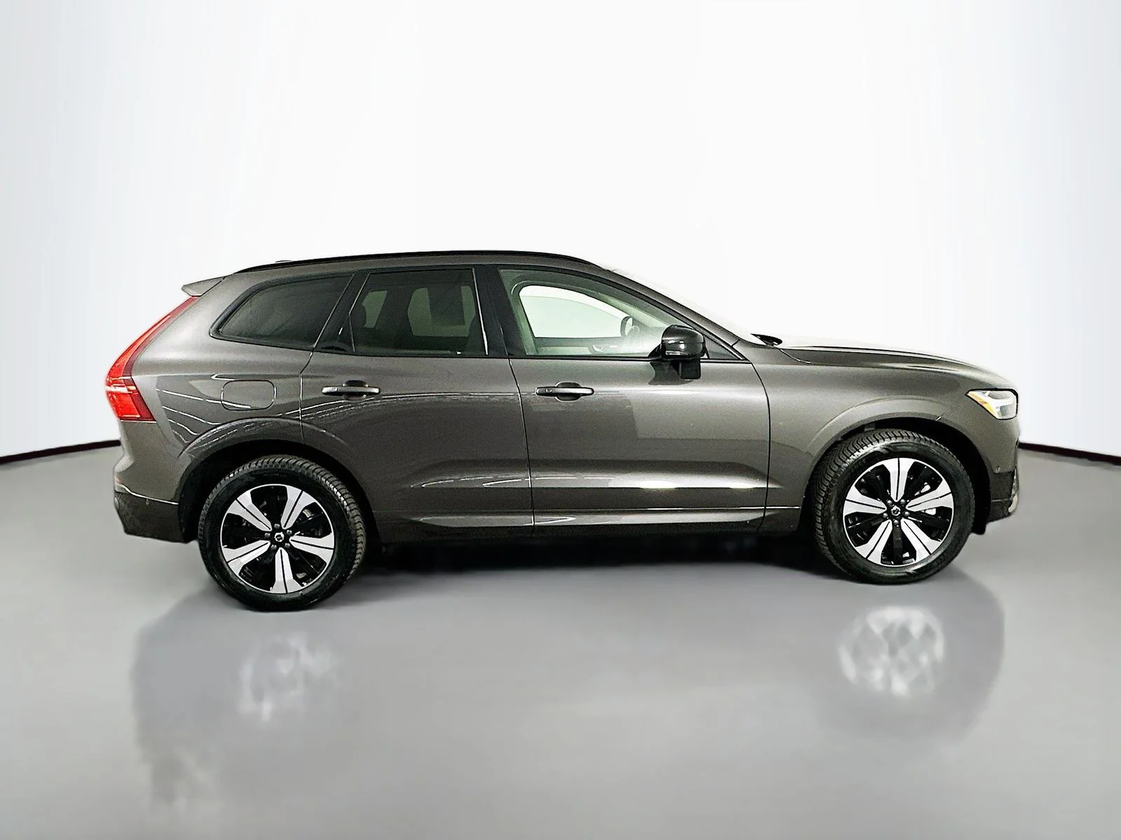 Used 2023 Gray Volvo T8 Plus Dark Theme image 8