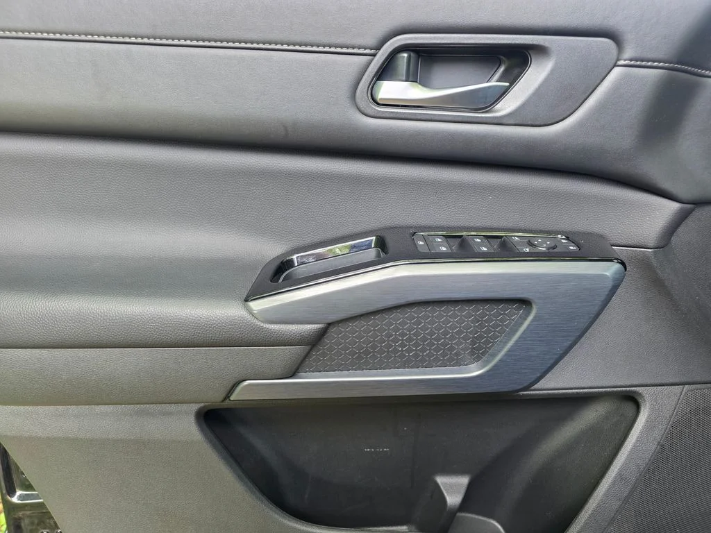 Used 2025 Super Black Nissan SL image 19