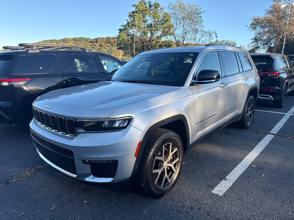Used 2023 Silver Jeep Limited image 2